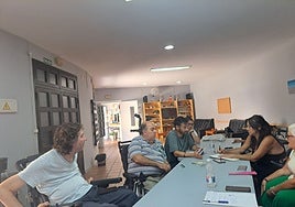 La realidad de la movilidad y la accesibilidad en Cádiz, sobre una mesa: críticas a la «vista gorda ante la ampliación de terrazas»