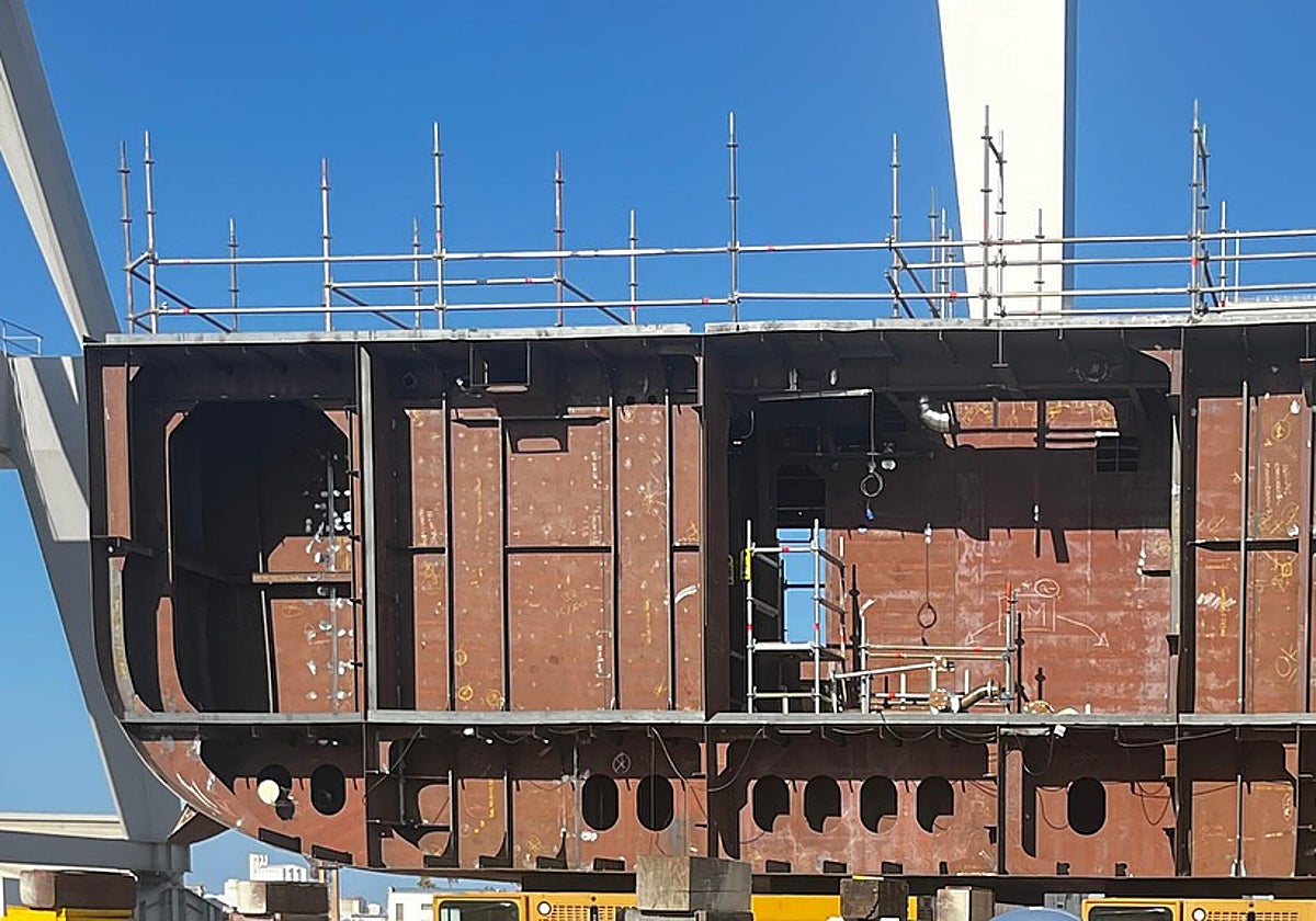 Primer estructura del BAM IS en el astillero de Puerto Real