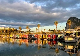 Dormir en una casa flotante es posible en este municipio de Cádiz: así es el alojamiento más curioso de la costa