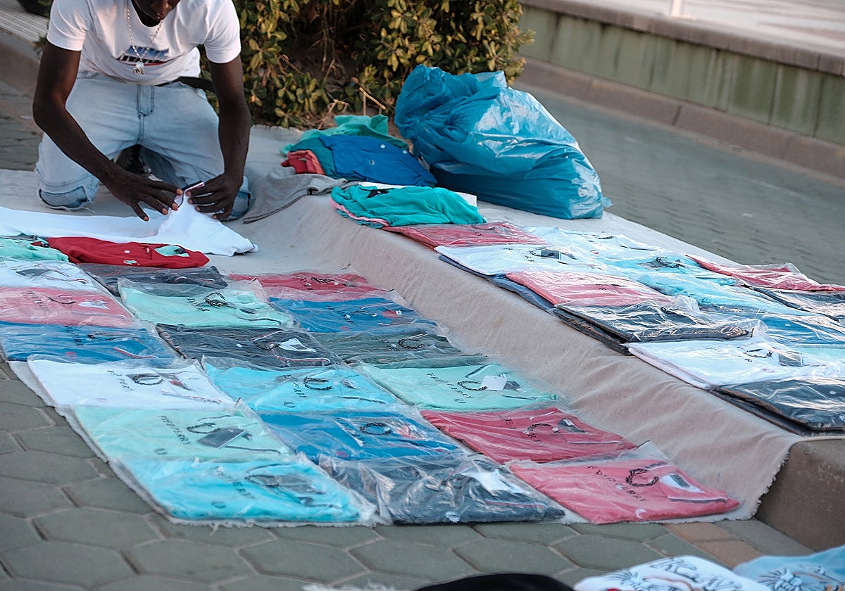 Manteros en el Paseo Marítimo de Valdelagrana