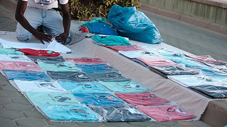 La presión policial reduce la presencia de manteros en la costa gaditana