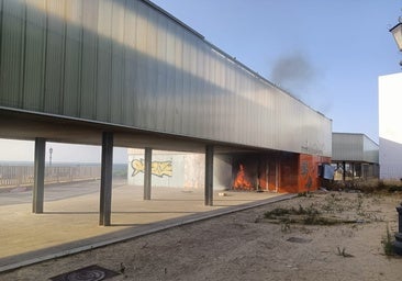 Se produce un incendio debajo de la pérgola en el parque Genovés en Cádiz
