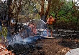Incendio en Tarifa: el fuego obliga a evacuar hoteles, campings, chiringuitos y 5.000 vehículos