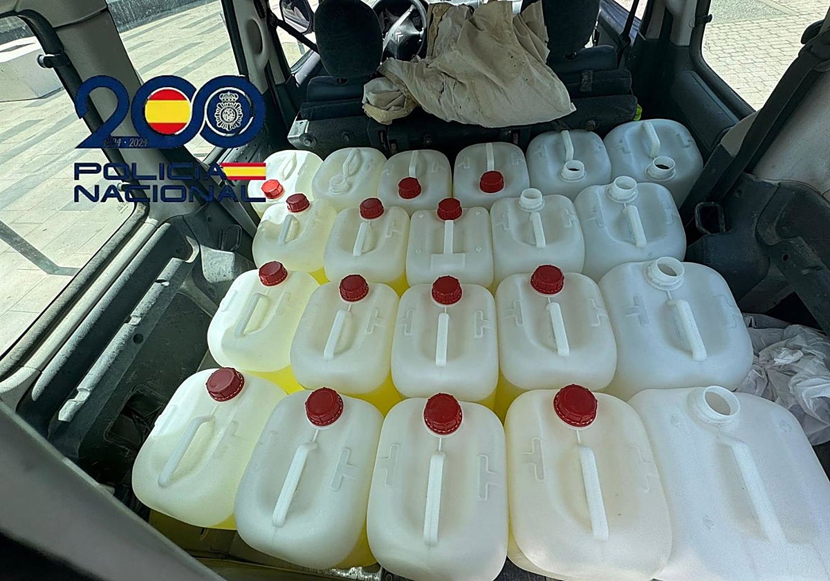 Pillados en dos gasolineras de Jerez repostando múltiples garrafas de combustible para abastecer a narcolanchas