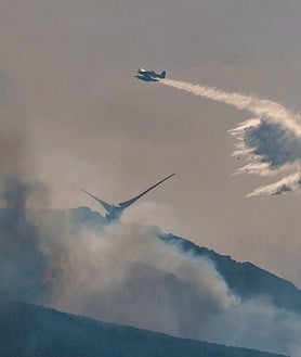 Imagen secundaria 2 - Imágenes de este miércoles tras el incendio de la jornada pasada.