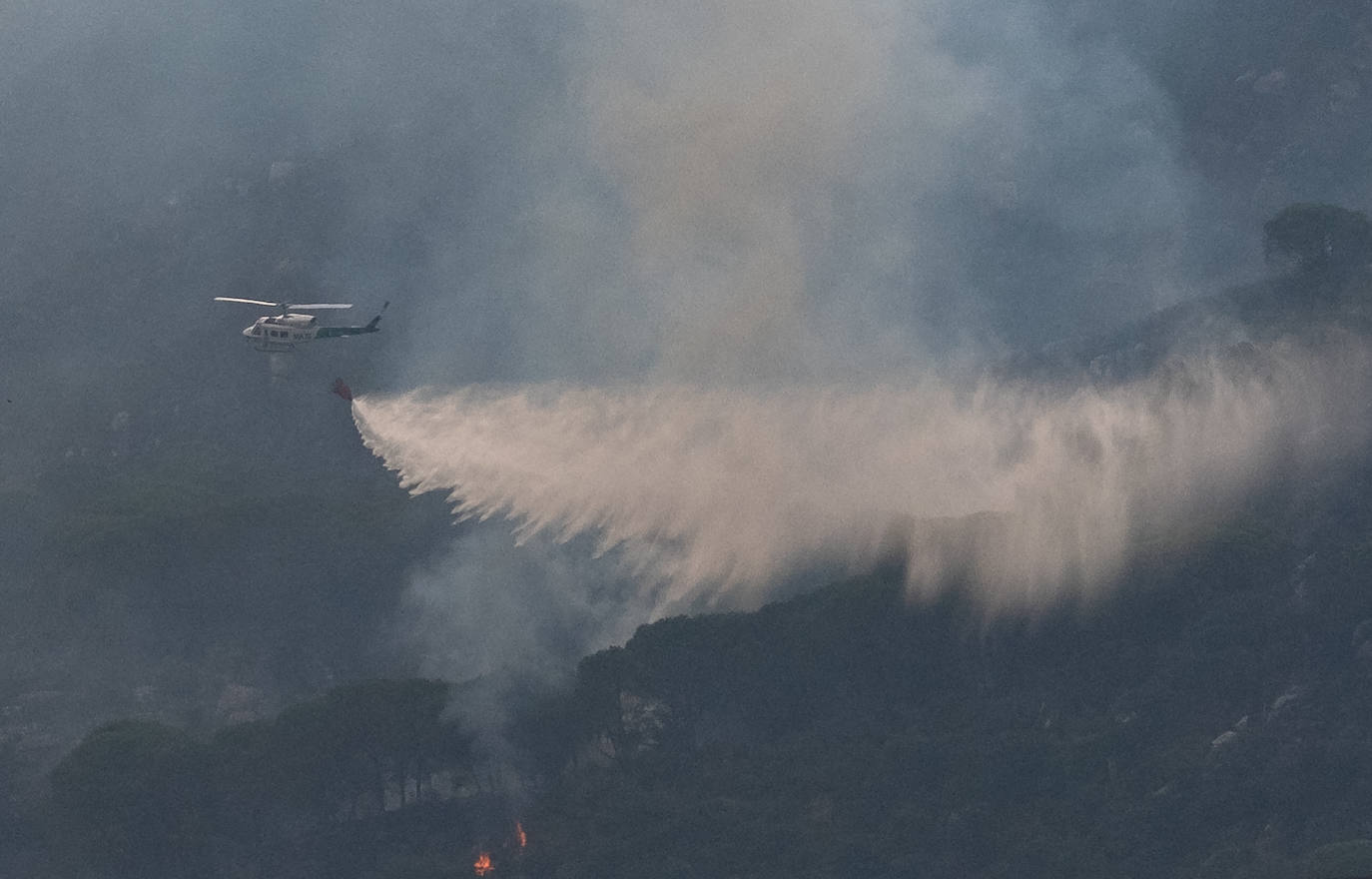 Las imágenes del incendio de Tarifa: el fuego obliga a desalojar a 1.500 personas