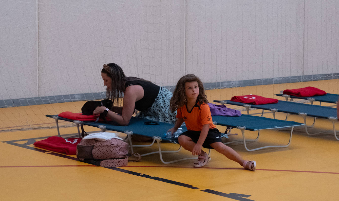 Las imágenes del incendio de Tarifa: el fuego obliga a desalojar a 1.500 personas