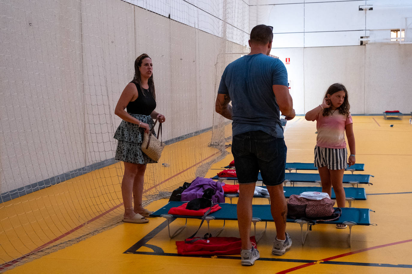 Las imágenes del incendio de Tarifa: el fuego obliga a desalojar a 1.500 personas