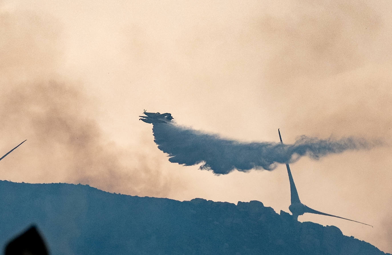 Las imágenes del incendio de Tarifa: el fuego obliga a desalojar a 1.500 personas