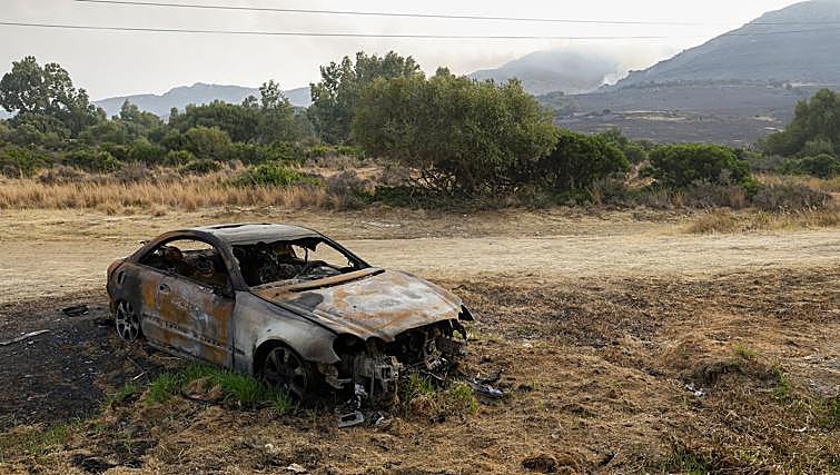 Coche calcinado por el incendio de Tarifa