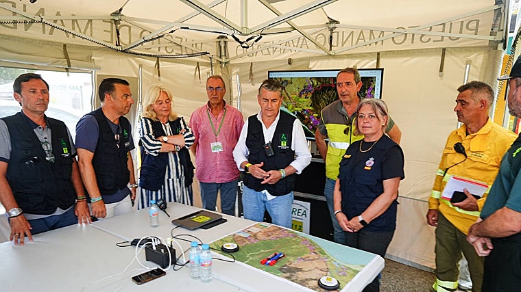 El viento complica la extinción del incendio de Tarifa y redirige los medios aéreos al frente norte