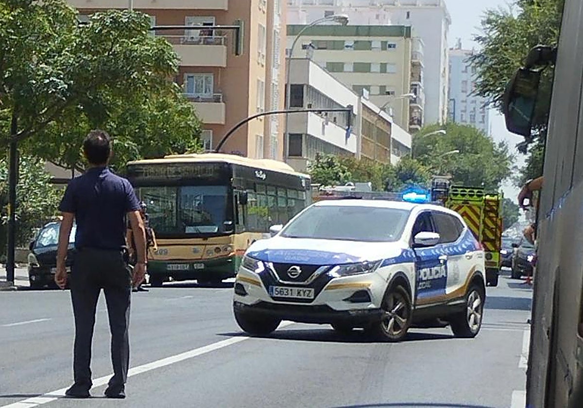 Susto en la Avenida de Cádiz tras salir ardiendo un autobús urbano