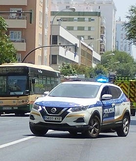 Imagen secundaria 2 - Susto en la Avenida de Cádiz tras salir ardiendo un autobús urbano