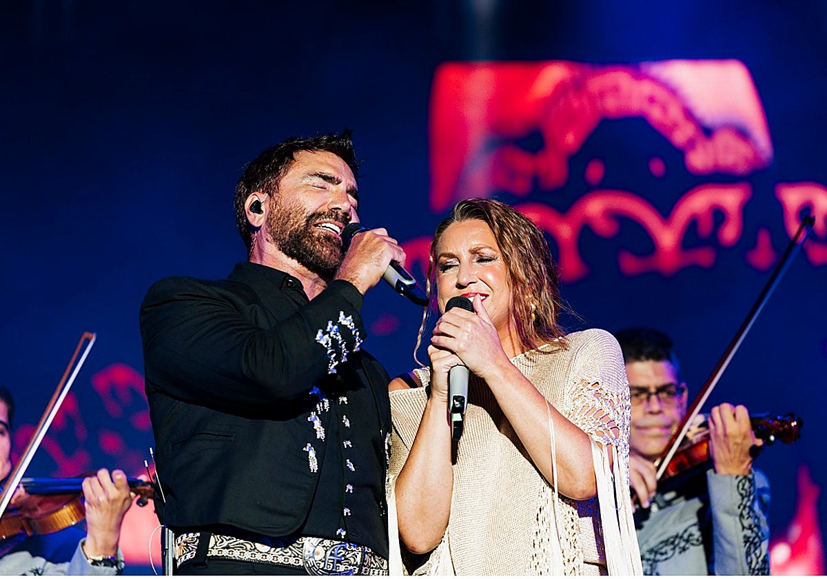 Concierto de Alejandro Fernández en Chiclana acompañado de Niña Pastori