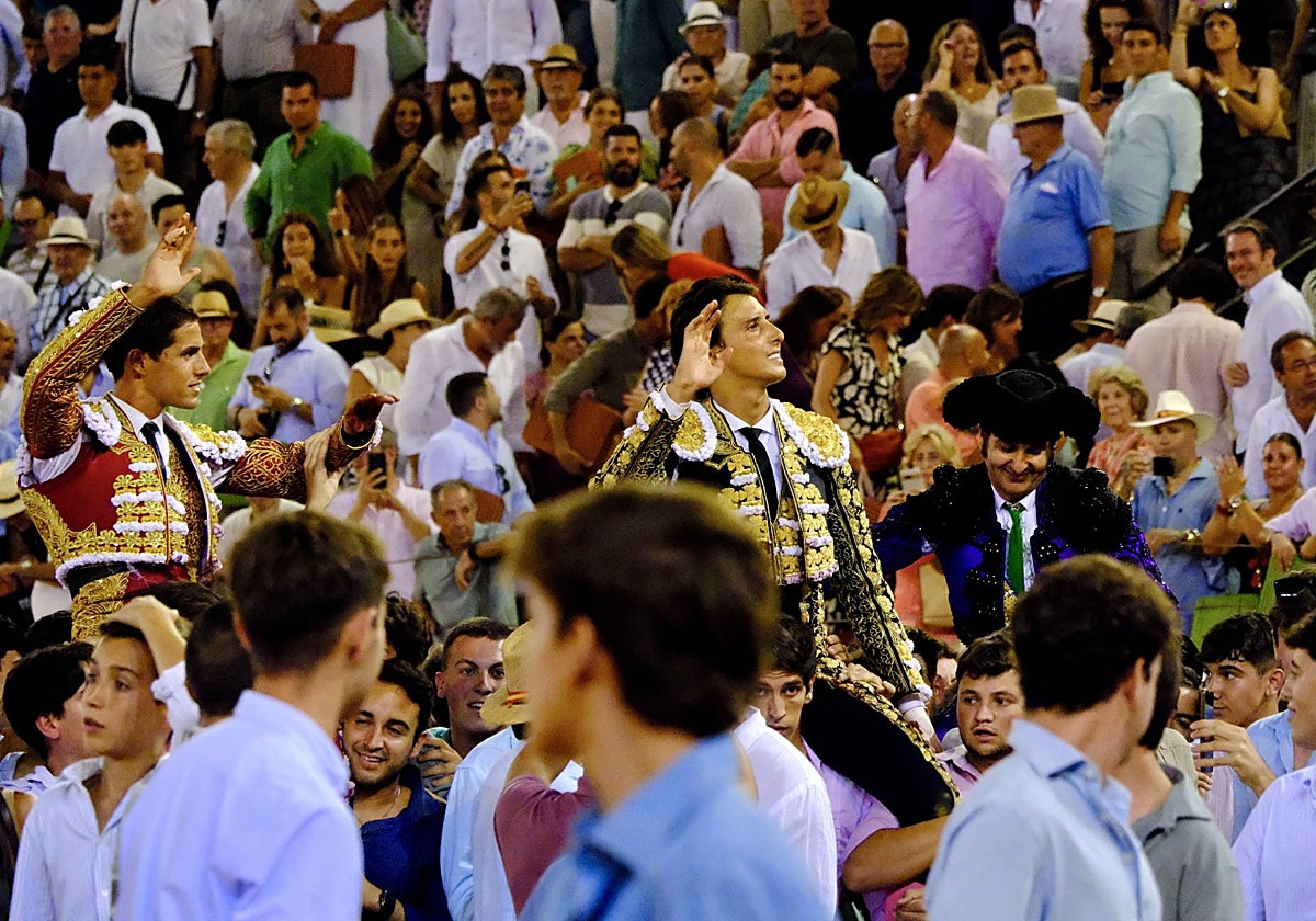 Los tres toreros salieron a hombros