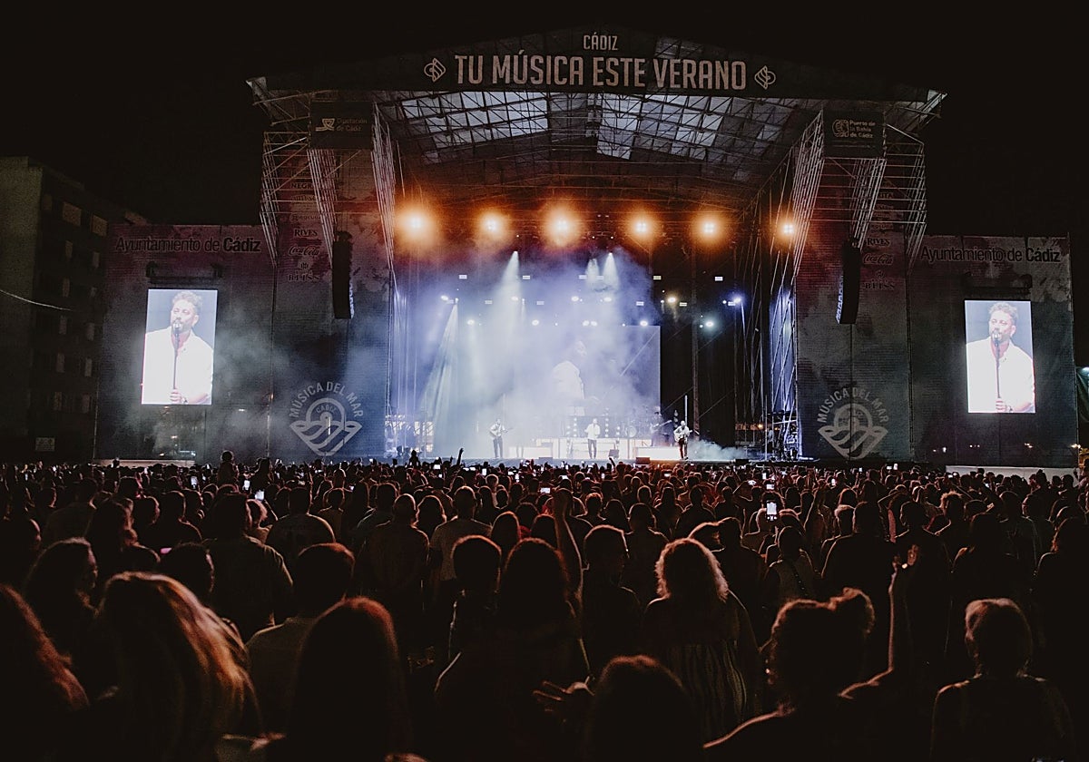 Fotos: Los Caños y Cádiz viajan en el tiempo en un concierto que deja huella