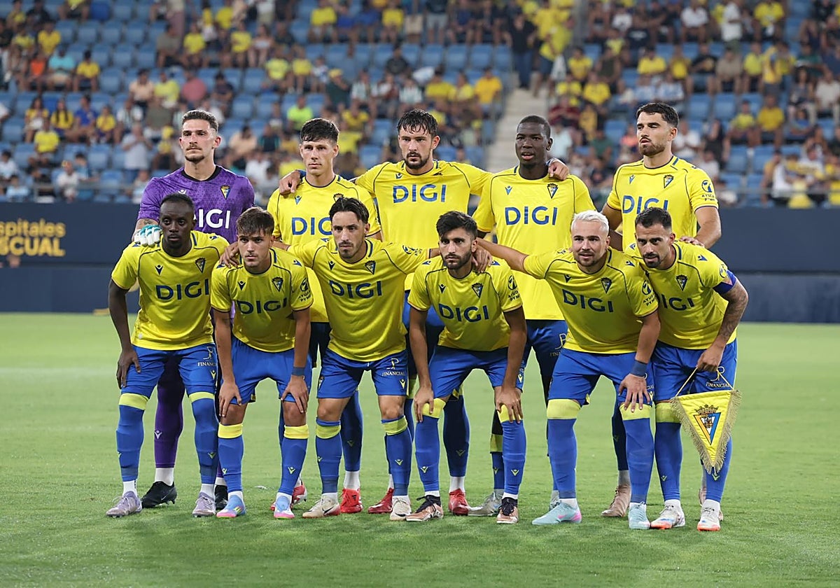 Fotos: El Cádiz transforma las penas máximas en alegría para llevarse el Trofeo Carranza