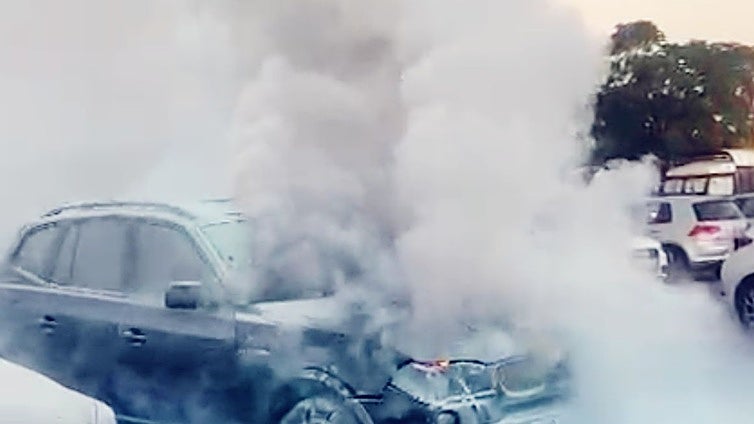 Un coche se incendia en Puerto Sherry: un herido leve y agradecimiento a los trabajadores locales