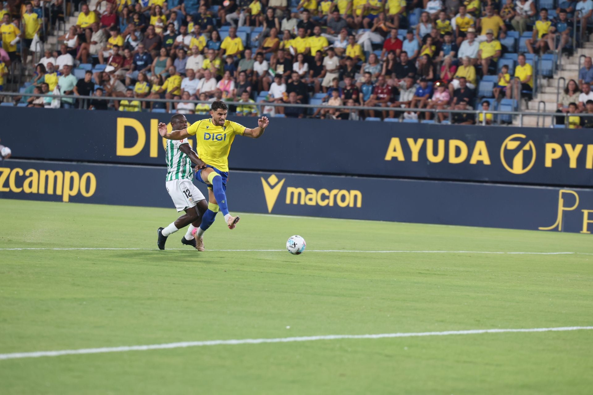Fotos: El Cádiz transforma las penas máximas en alegría para llevarse el Trofeo Carranza