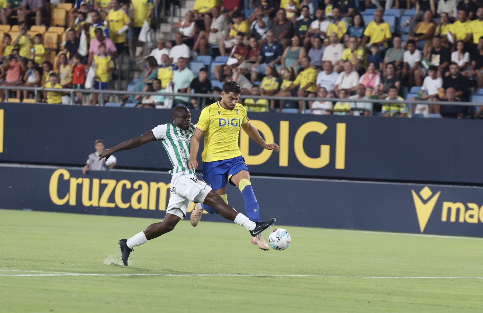 Fotos: El Cádiz transforma las penas máximas en alegría para llevarse el Trofeo Carranza