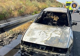 Un coche arde por completo en la A-4 a la altura de Jerez