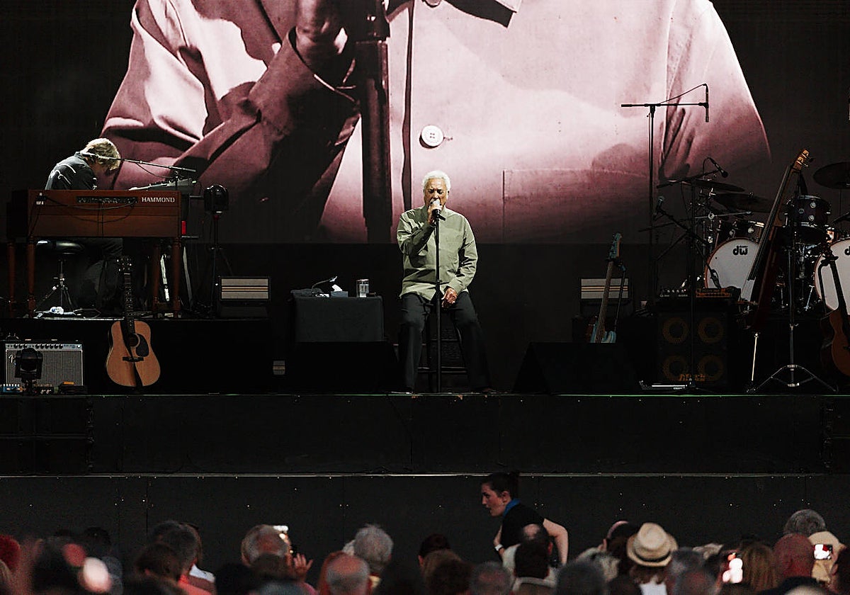 Momento de la actuación de Tom Jones en CMF