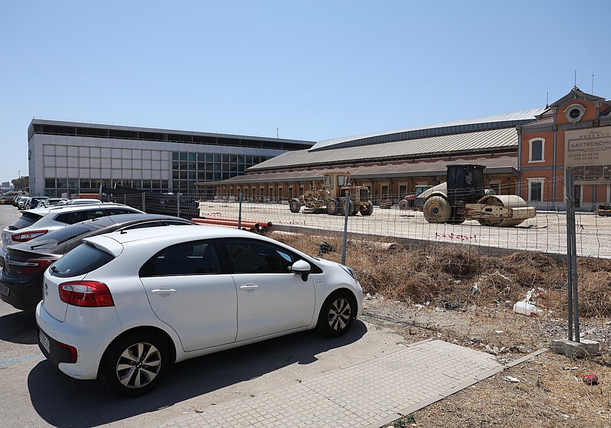 Aspecto de la obra del nuevo aparcamiento de Renfe, que se compatibiliza con la obra del vestíbulo