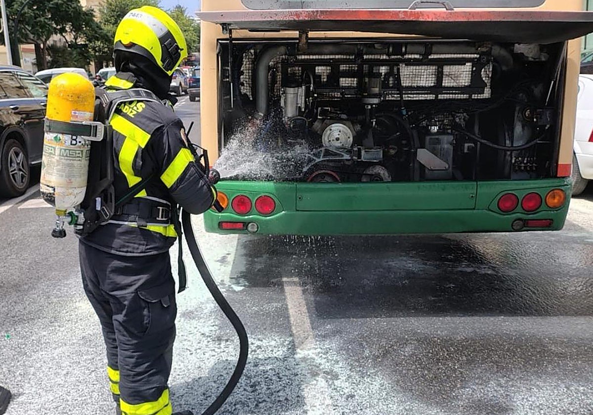 La flota de los autobuses urbanos de Cádiz hace aguas