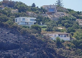 El Infoca mantiene en Tarifa cinco autobombas y cinco grupos de bomberos tras estabilizar el incendio