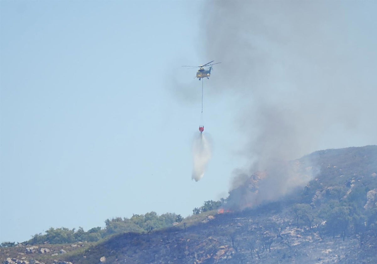 Infoca continúa trabajando para controlar el incendio de Tarifa que comenzó este lunes.