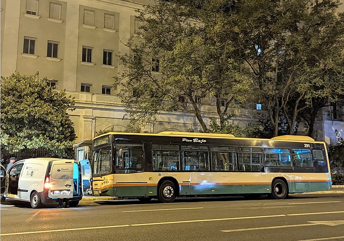 Imagen del vehículo de la Línea 1 averiado en la Avenida el pasado viernes