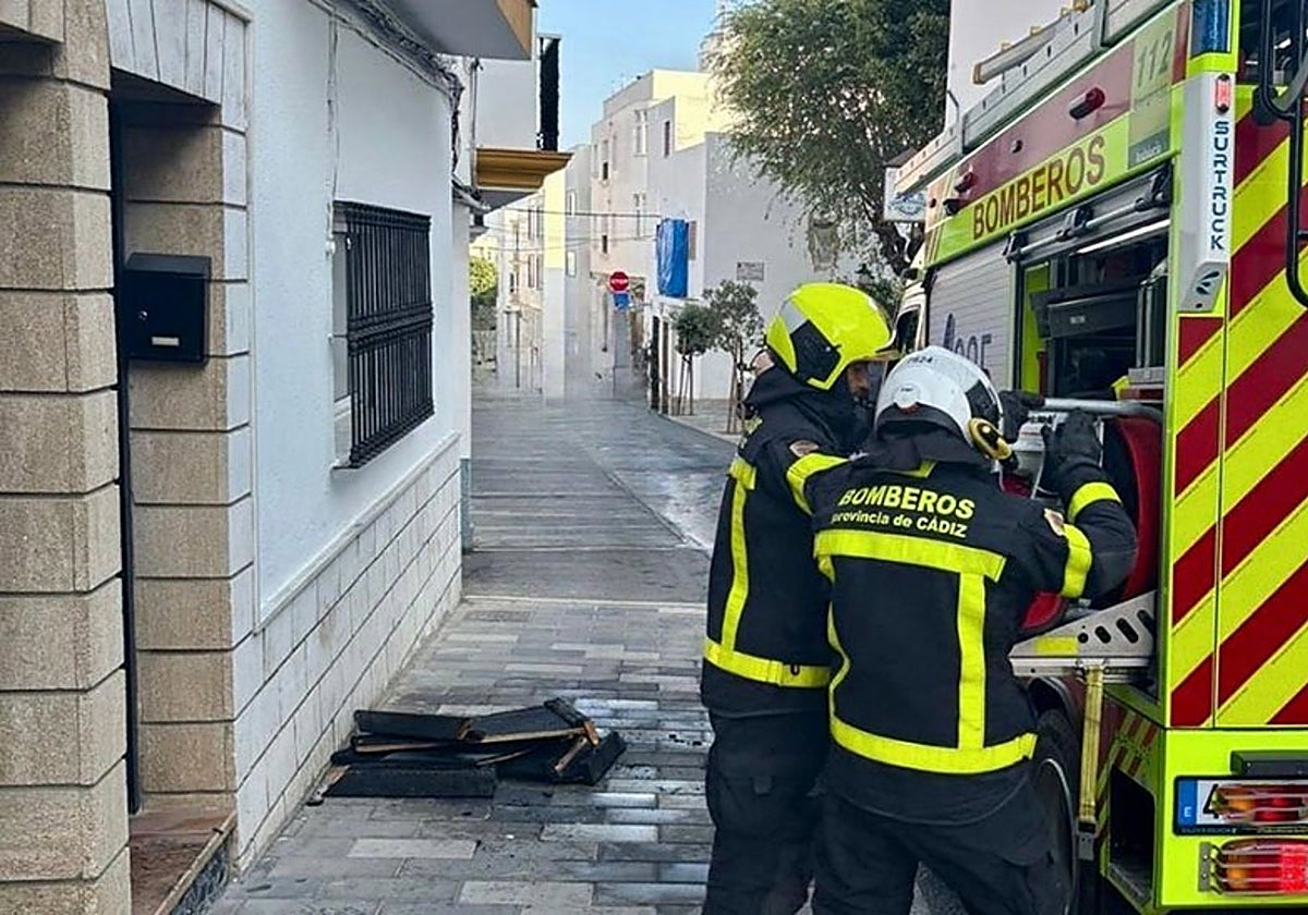 Actuación de los bomberos en mitad de la calle