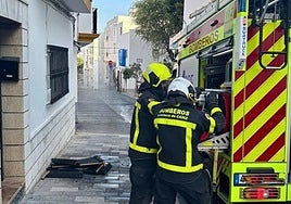Una docena de desalojados por el incendio en un garaje comunitario en Ubrique