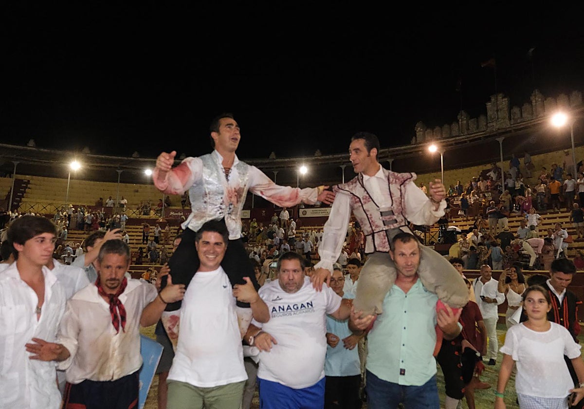 El Fandi y pepe Moral a hombros en dirección a la Puerta Grande del coso de Sanlúcar