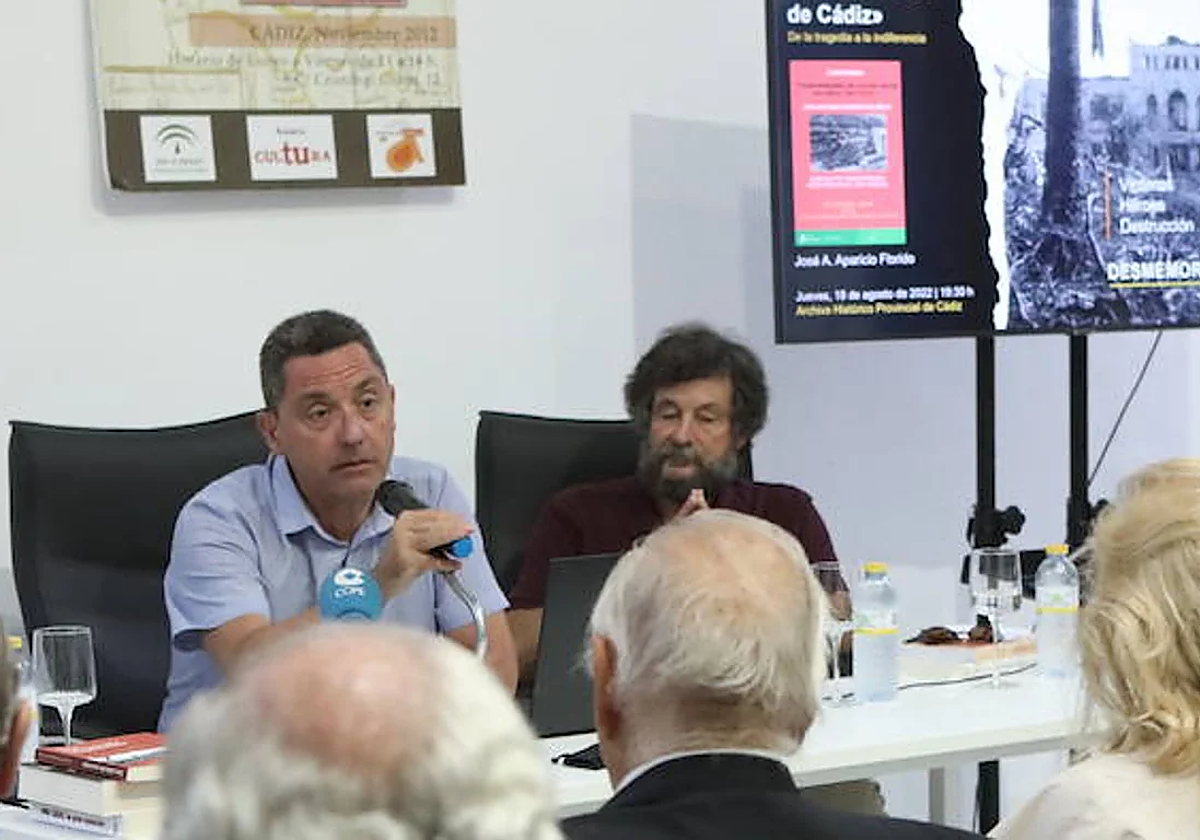 José Antonio Aparicio, izquierda, en una charla sobre la explosión