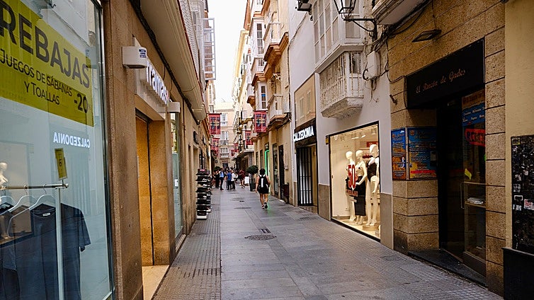 La ola de calor le pasa factura al comercio de Cádiz: «La calle parecía un desierto»