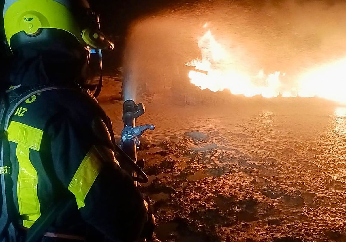 Un bombero en plena actuación sofoca un incendio en Puerto Real
