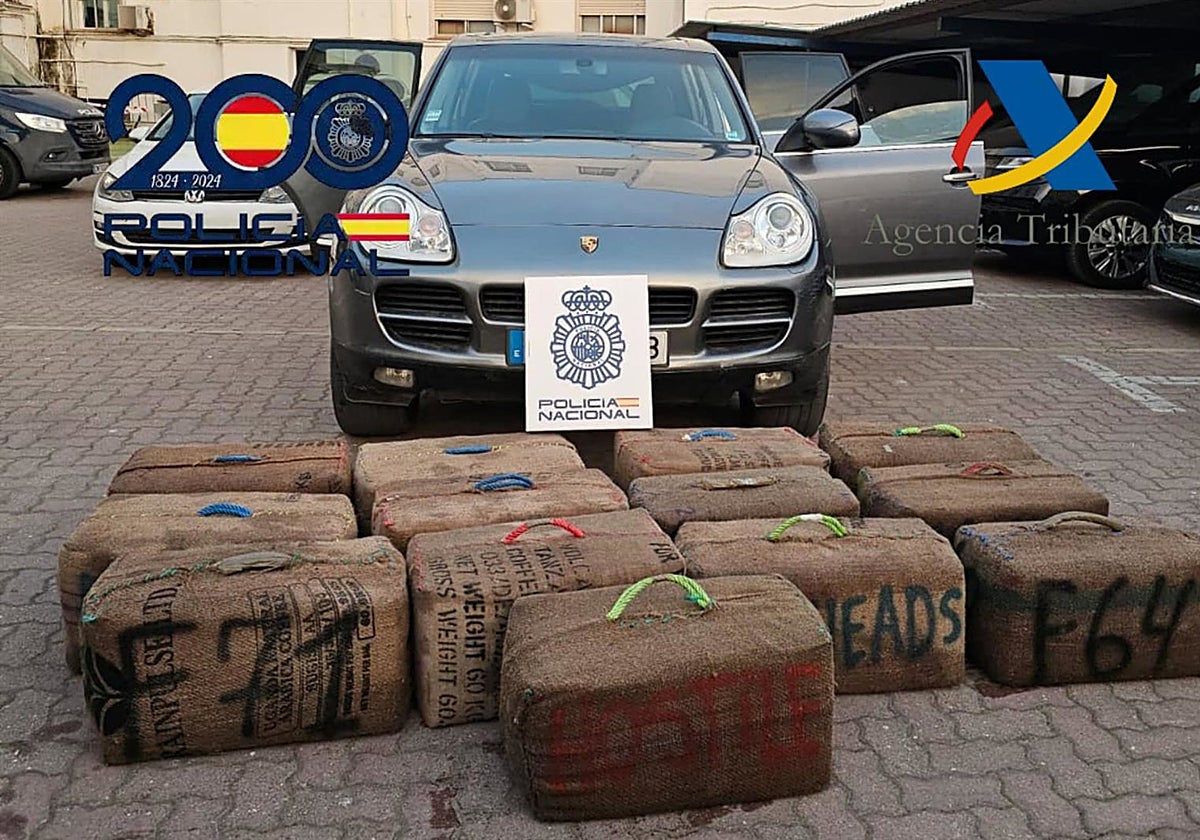 Fardos de hachís incautados en el puerto de la Atunara