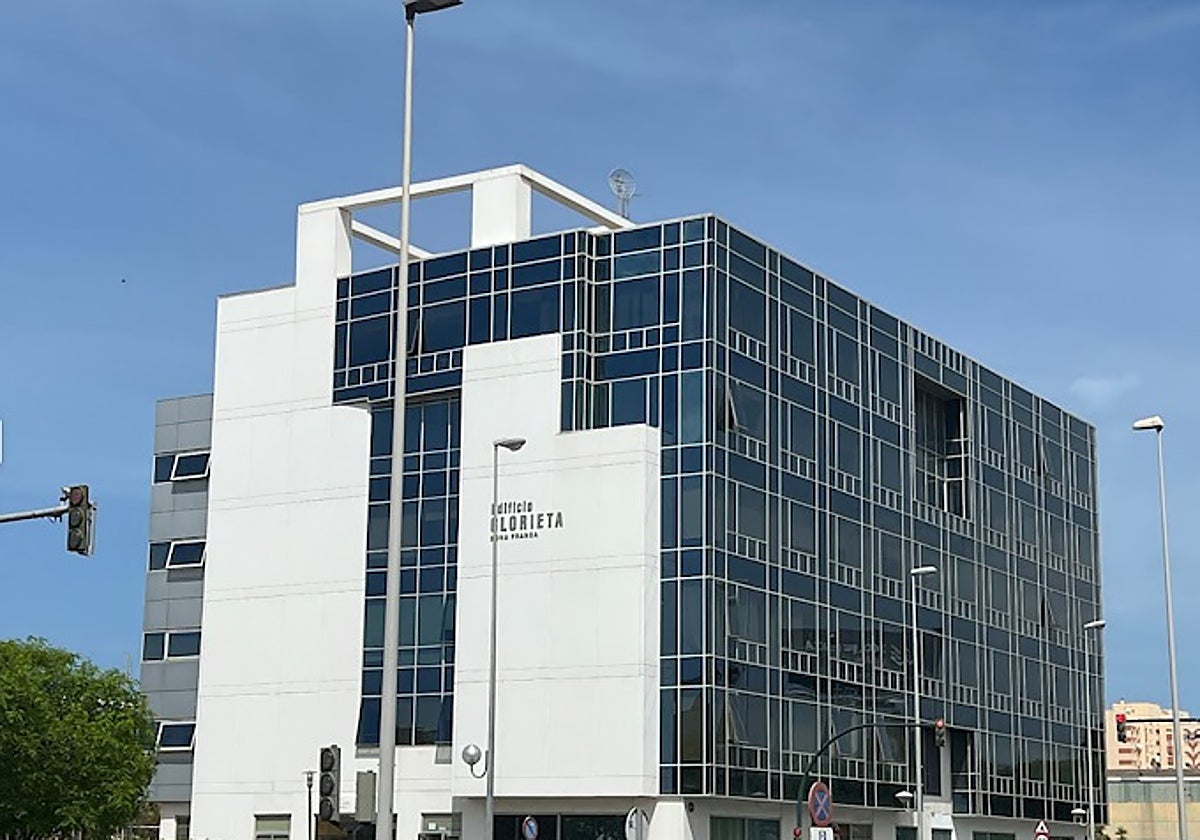 Edificio Glorieta de la Zona Franca donde se ubica la nueva sede del Colegio de Médicos