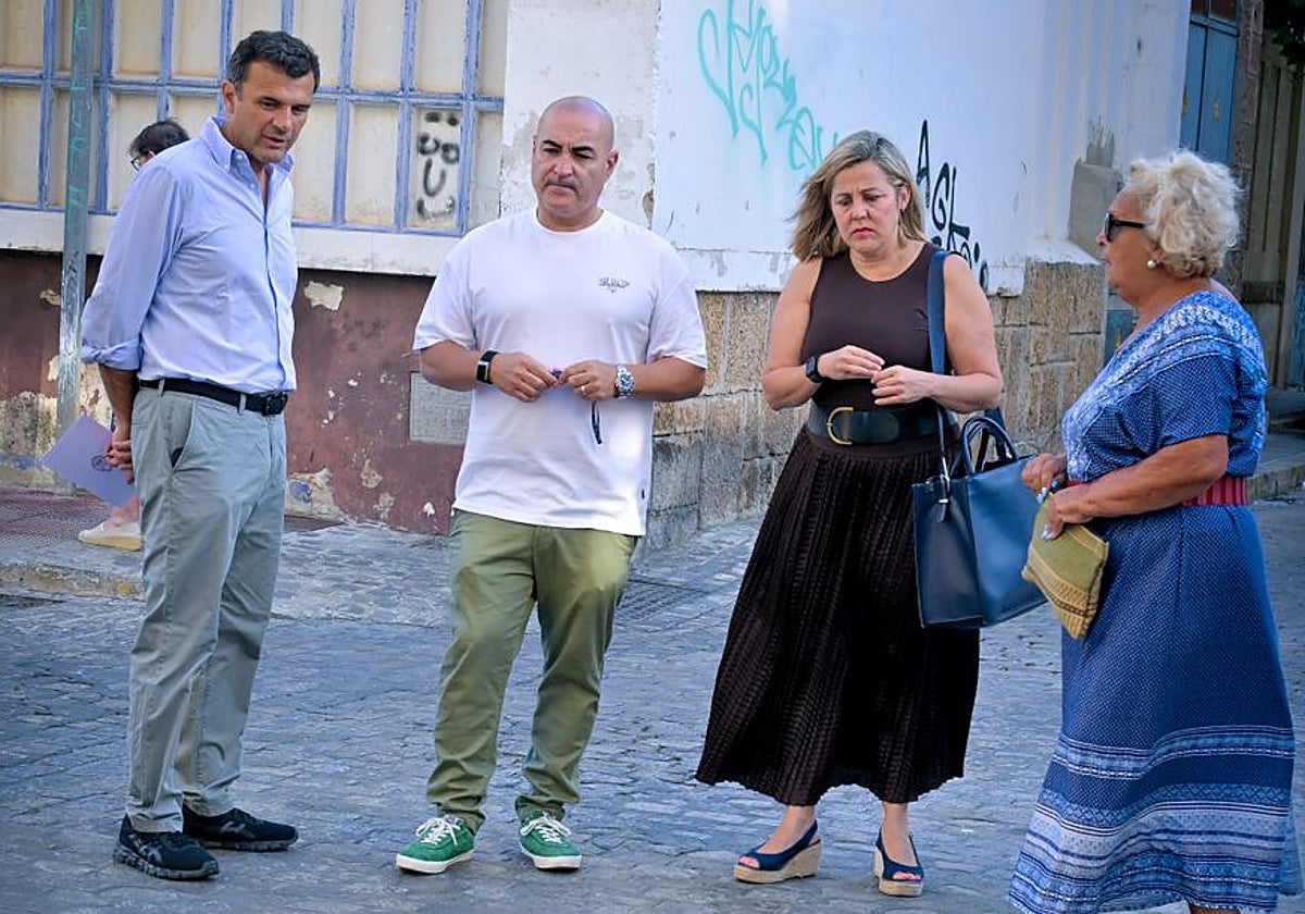 Visita del Ayuntamiento al barrio del Balón con su presidenta Carmen Pájaro