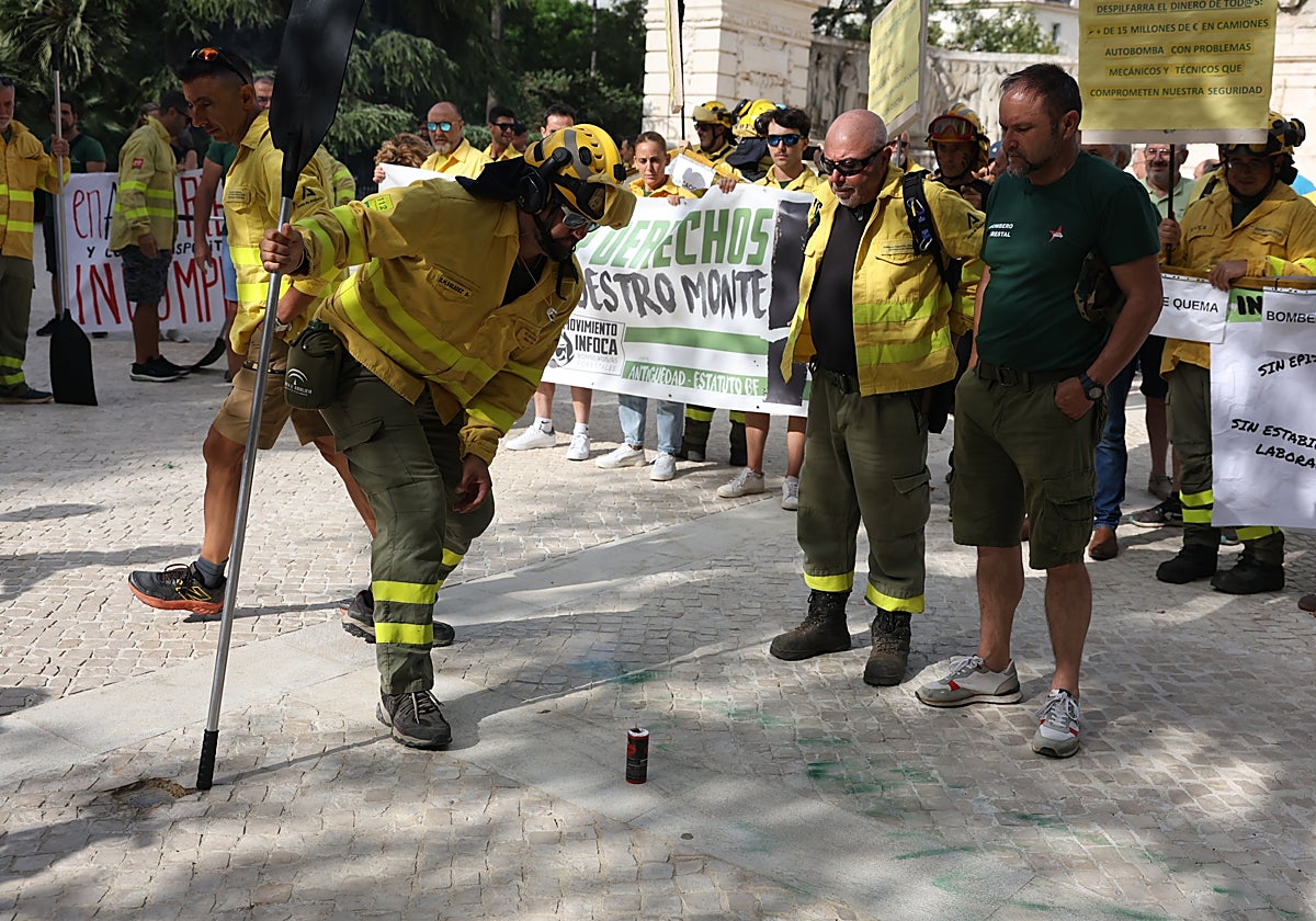Bomberos forestales, en la protesta de este miércoles.