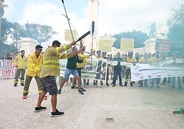 Bomberos forestales de Cádiz se movilizan contra la precariedad: «Infoca no se vende, se defiende»