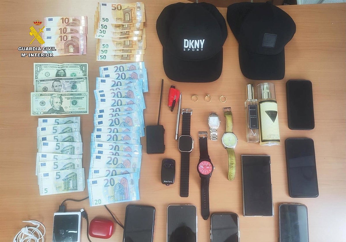 Dinero y objetos incautados al desarticular una red especializada en robo en vehículos en Los Barrios