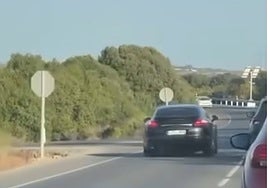 Circulaba en zigzag y a toda velocidad en la carretera de Tarifa