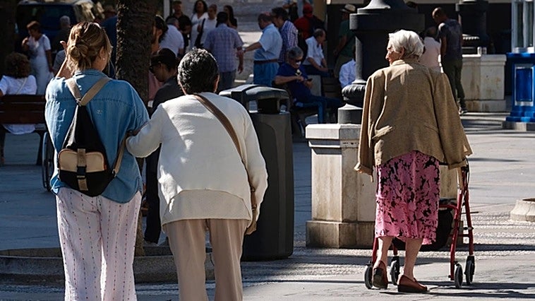 La soledad no deseada, la «enfermedad silenciosa» que Cádiz intenta combatir: «Vivo con mis hijos, pero me siento sola»