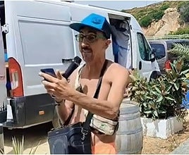 Un hombre lo deja muy claro micrófono en mano en una playa: «¡Para disfrutar hay que venir a Cai!»