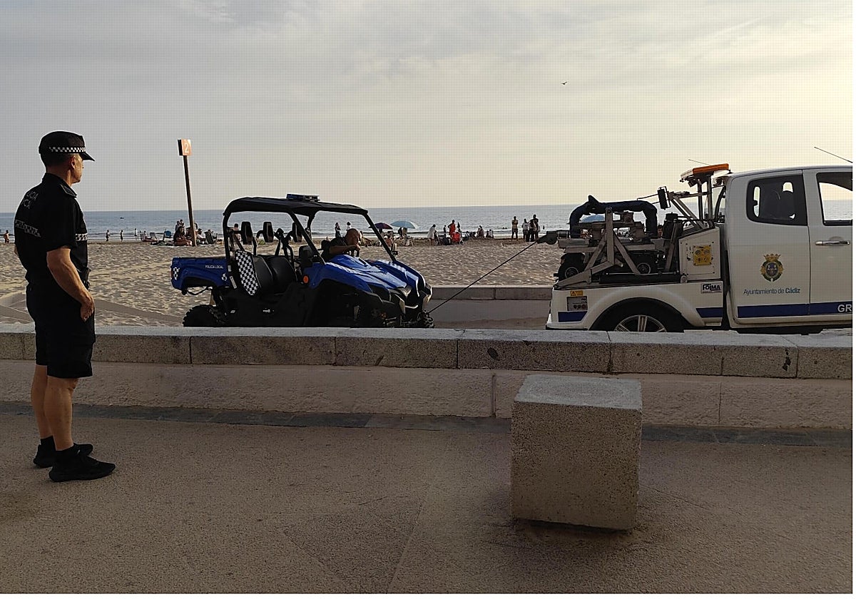 La grúa municipal retira uno de los vehículos que patrullan por la playa, este pasado domingo.