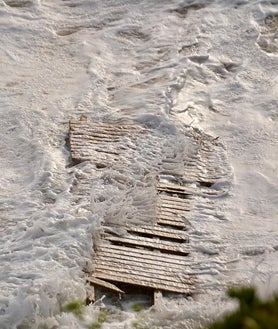 Imagen secundaria 2 - La fuerte corriente destroza el chiringuito de la playa del Pirata en Los Caños: así ha quedado