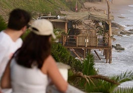 Una impresionante marea se 'traga' una pasarela y un chiringuito en Los Caños y hay rescates en otras playas