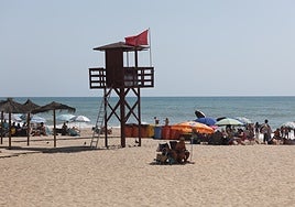 Bandera roja en todas las playas de Cádiz, salvo en La Caleta, por el fuerte oleaje
